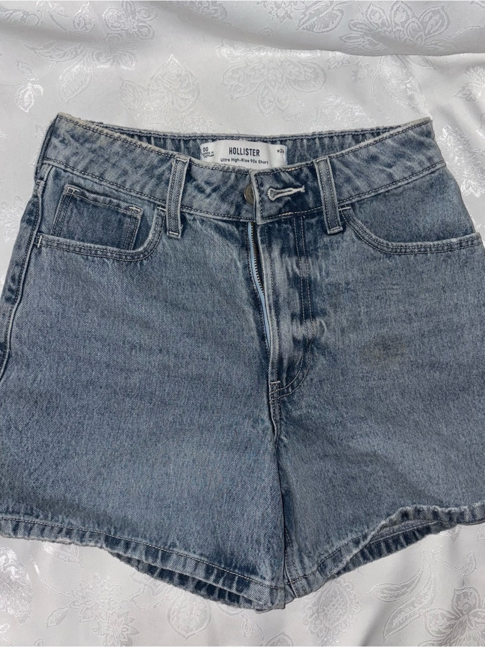 Hollister Ultra High-Rise 90s Denim Shorts W24 | Light Wash | Raw Hem